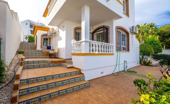 Okouzlující vila se 3 ložnicemi a bazénem ve Villamartinu - fotografia 26
