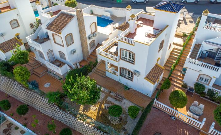Okouzlující vila se 3 ložnicemi a bazénem ve Villamartinu - fotografia 38